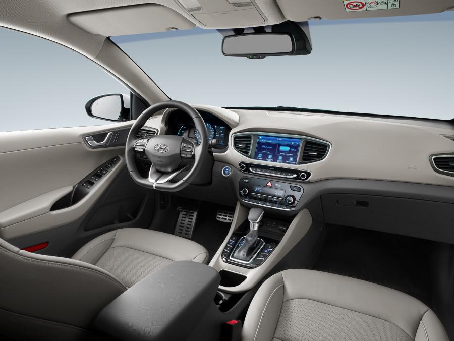Интерьер Hyundai IONIQ plug-in (AE) 2016 года  (фото 4 из 42)